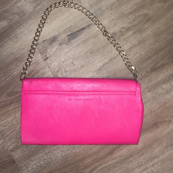 Pink Fuschia New York and Company chain bag. - Picture 6 of 9